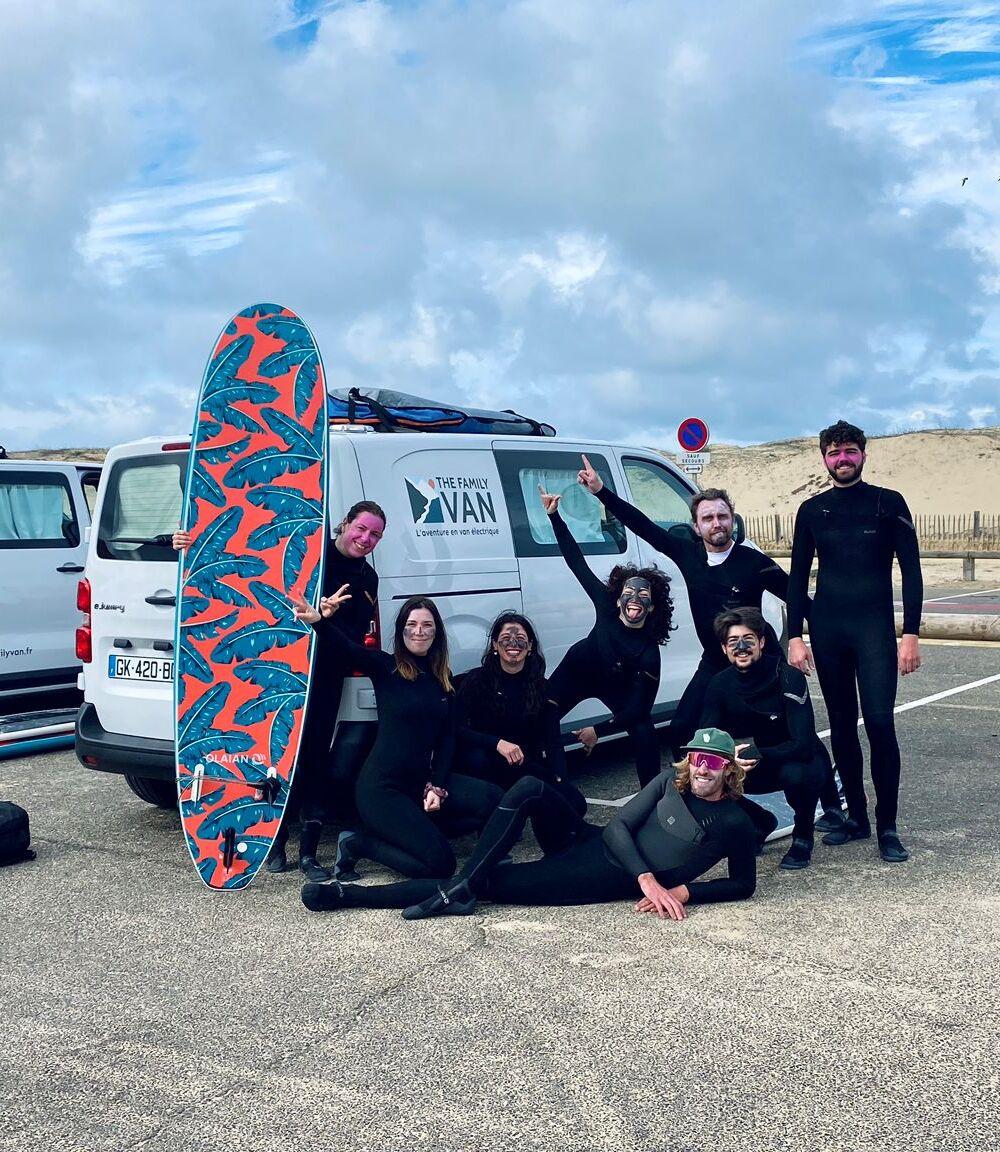 Groupe de surfeur autour d'un van