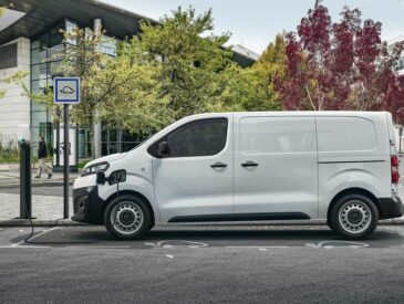 Photo d'un van aménagé électrique en train de charger