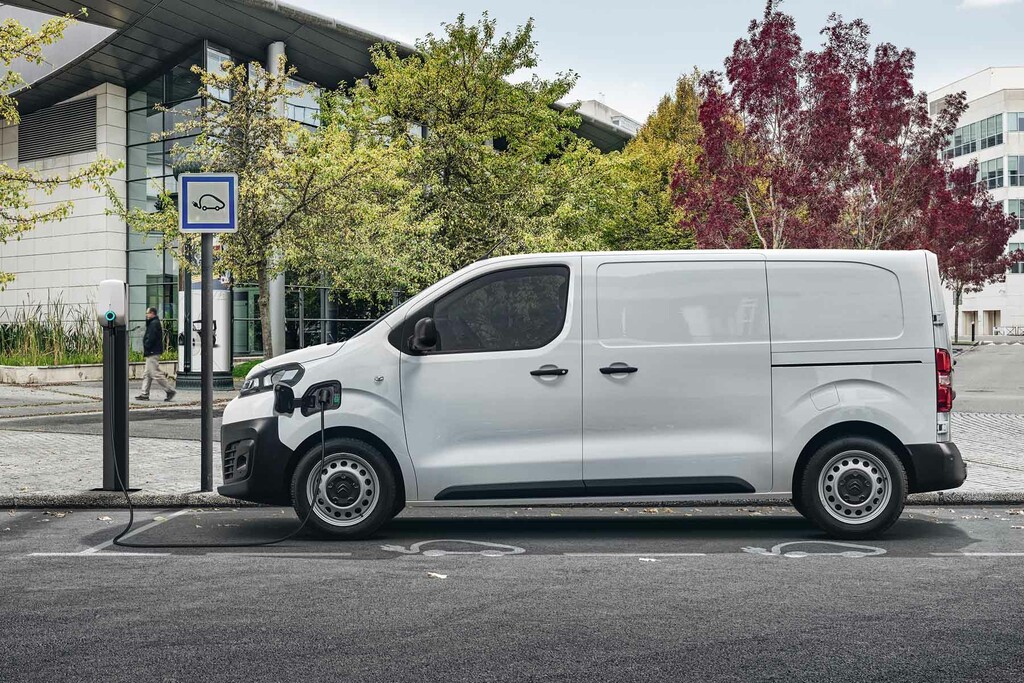 Photo d'un van aménagé électrique en train de charger