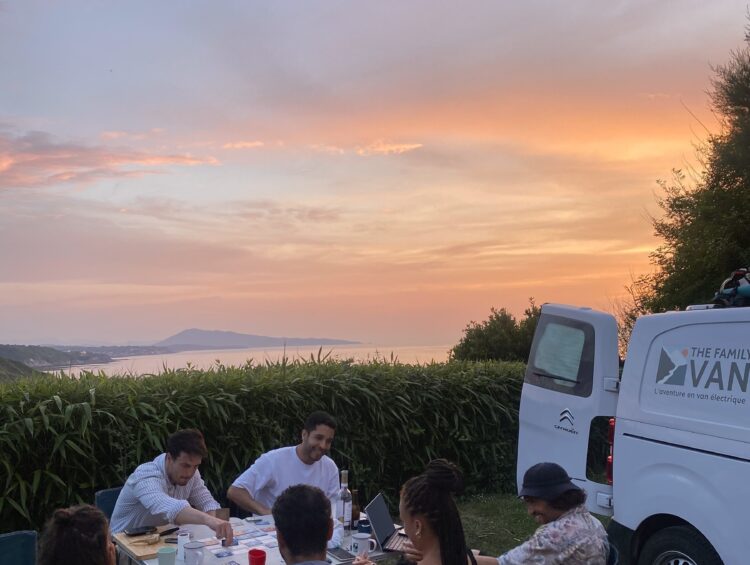 Témoignages : pourquoi choisir The Family Van comme retraite de surf dans le sud-ouest de la France ?